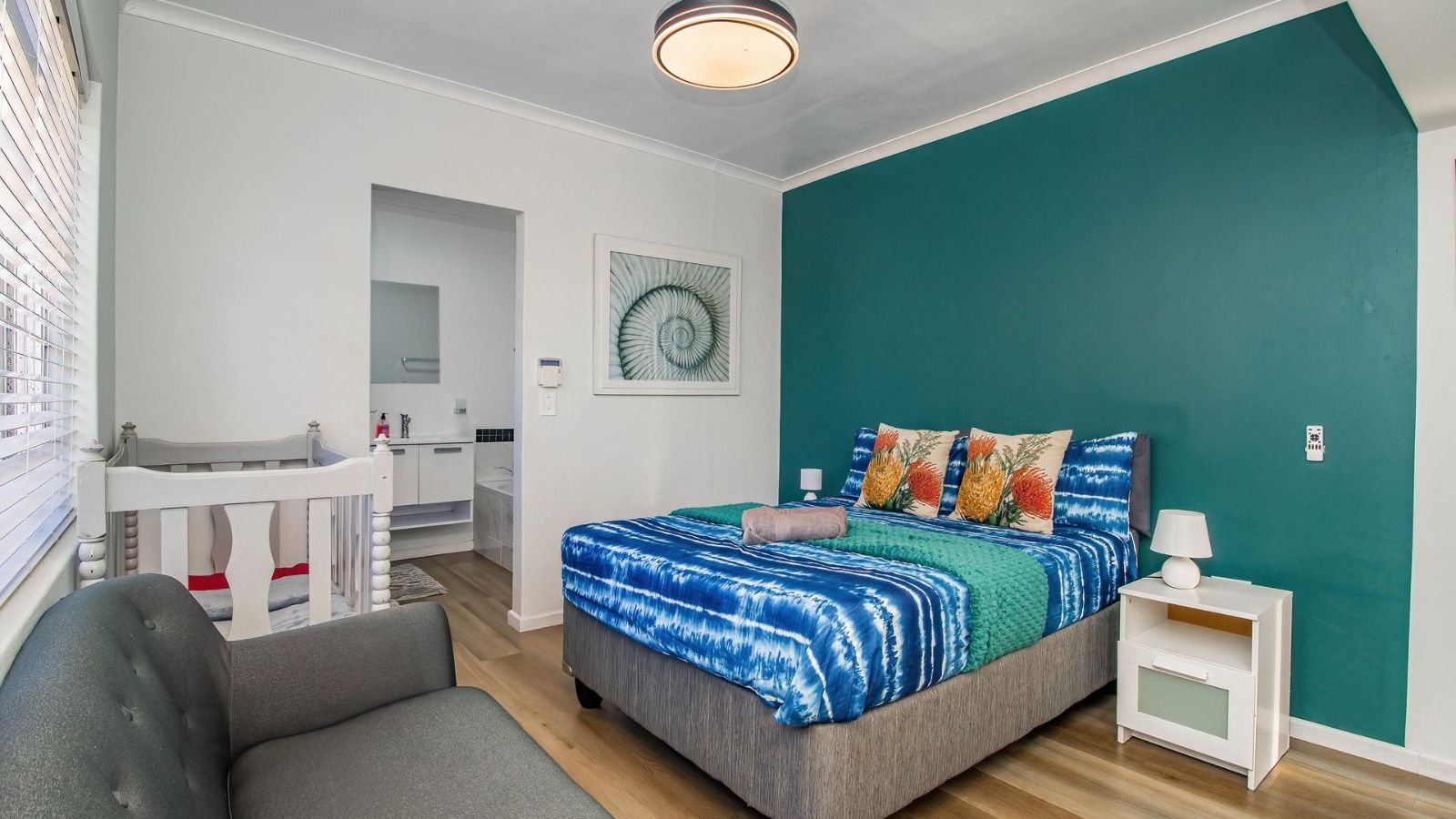 Main bedroom with en-suite bathroom