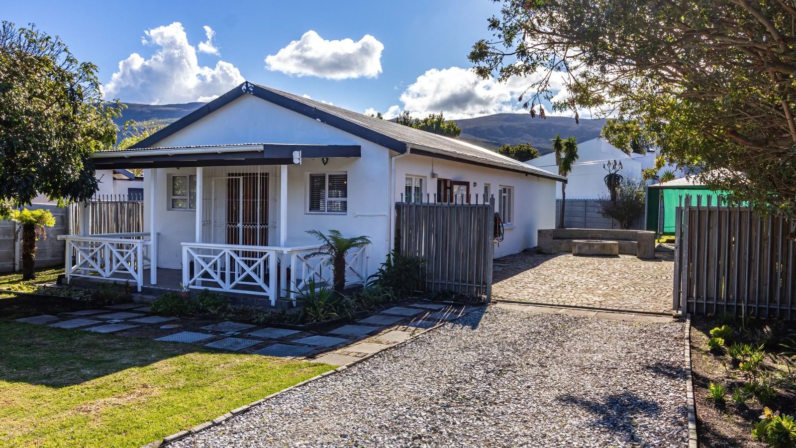 Casa Mia — front exterior with mountain backdrop, Sandbaai, Hermanus